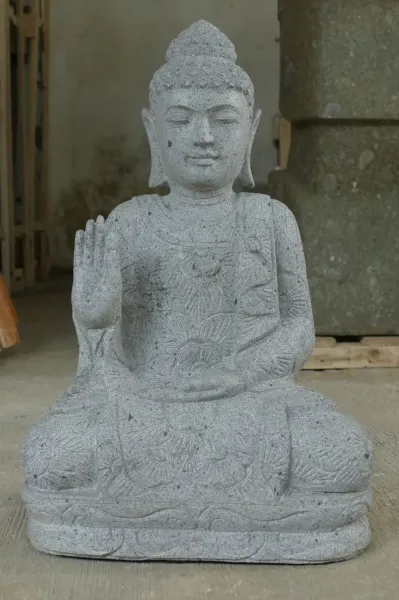 Sitzender Buddha aus Flussstein in Abhaya-Position - Geste der Furchtlosigkeit, H.60 cm. Unikat 
